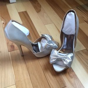 Badgley Mischka silver bow high heels size 10